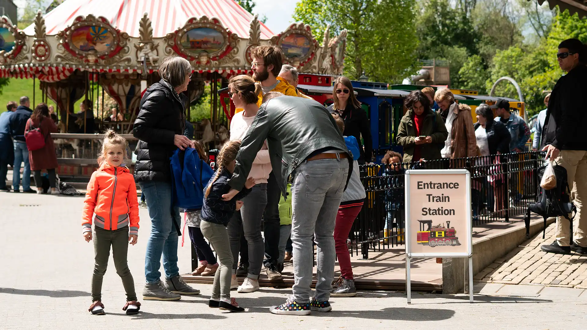Wattman Maxi Express trackless train at a U.S. theme park — full passenger load in outdoor operation