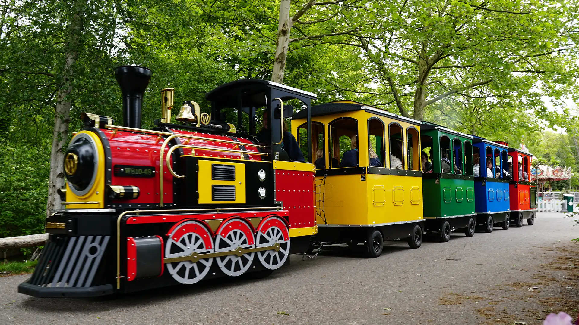 Tren eléctrico sin rieles Wattman operando con pasajeros en un centro comercial en Estados Unidos